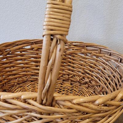 Lot 320: Large Basket