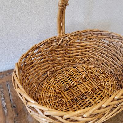 Lot 320: Large Basket