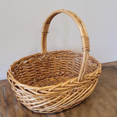 Lot 320: Large Basket