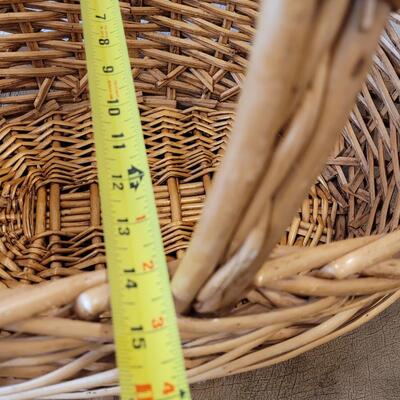 Lot 320: Large Basket