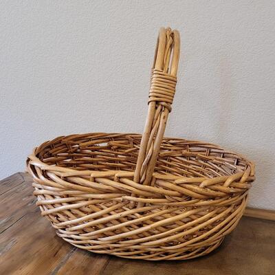 Lot 320: Large Basket