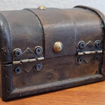 Lot 337: Small Trinket Storage Chest Boxes