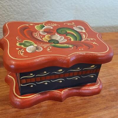 Lot 345: Vintage Handcrafted Storage Jewelry Trinket NORWEGIAN ROSEMALING Box  