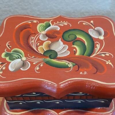 Lot 345: Vintage Handcrafted Storage Jewelry Trinket NORWEGIAN ROSEMALING Box  