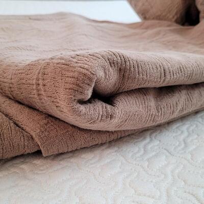 Lot 349: King Size Pillow, Sheet & Bedspread Set