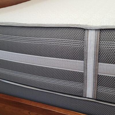 Lot 351: California King Size Bed includes mattress set