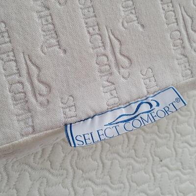 Lot 366: Memory Foam Pillow by SELECT COMFORT 