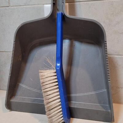 Lot 381: Dustpan and Handbrush Set 