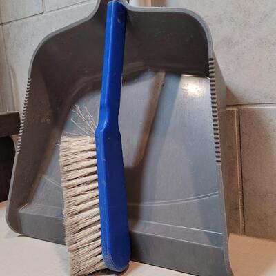 Lot 381: Dustpan and Handbrush Set 