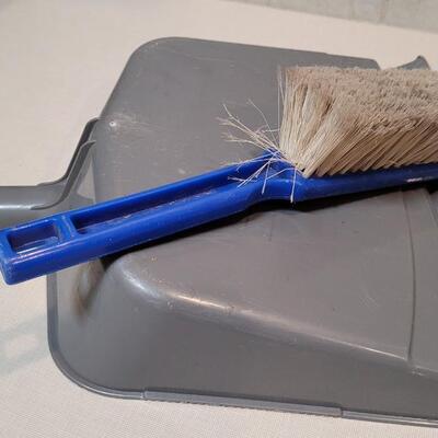 Lot 381: Dustpan and Handbrush Set 