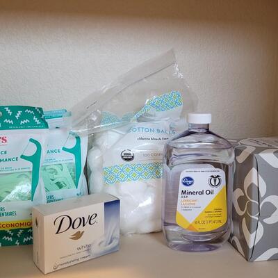 Lot 392: Bathroom Assortment Lot