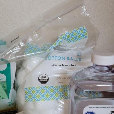 Lot 392: Bathroom Assortment Lot
