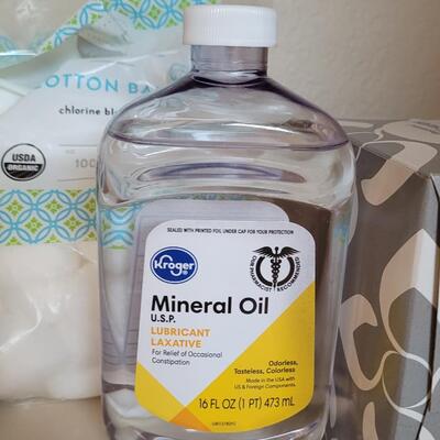 Lot 392: Bathroom Assortment Lot