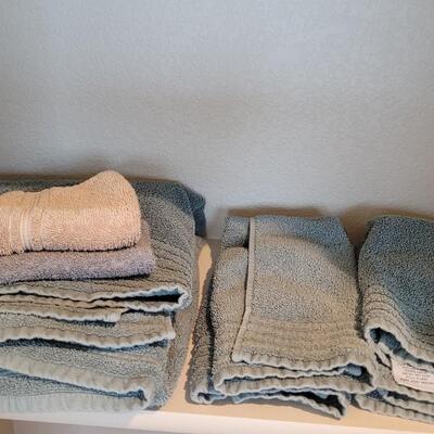 Lot 392: Assorted Towels lot (1 Bath Towel, 2 Handtowels and 2 Washcloths