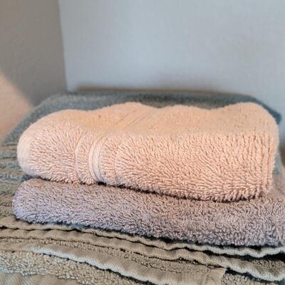 Lot 392: Assorted Towels lot (1 Bath Towel, 2 Handtowels and 2 Washcloths