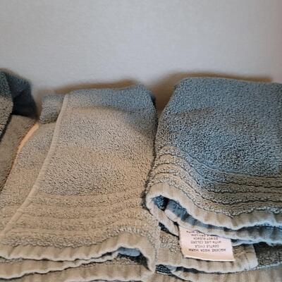 Lot 392: Assorted Towels lot (1 Bath Towel, 2 Handtowels and 2 Washcloths