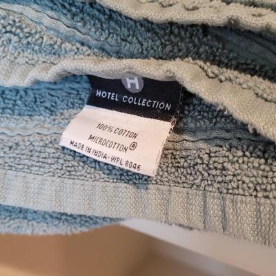 Lot 392: Assorted Towels lot (1 Bath Towel, 2 Handtowels and 2 Washcloths