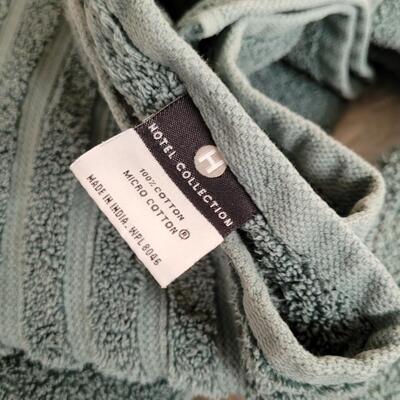 Lot 395: Towel Set (2 Washcloths, 4 Handtowels & 4 Towels)