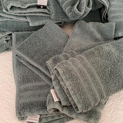 Lot 395: Towel Set (2 Washcloths, 4 Handtowels & 4 Towels)