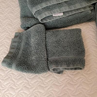 Lot 395: Towel Set (2 Washcloths, 4 Handtowels & 4 Towels)