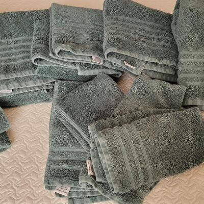 Lot 395: Towel Set (2 Washcloths, 4 Handtowels & 4 Towels)