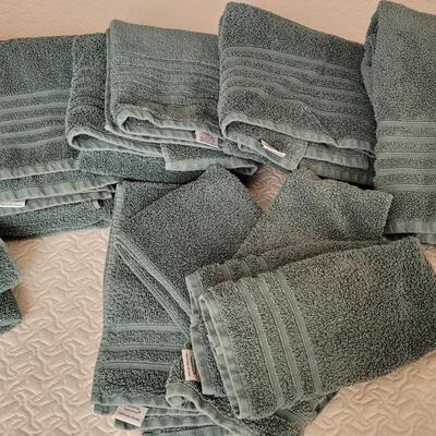 Lot 395: Towel Set (2 Washcloths, 4 Handtowels & 4 Towels)