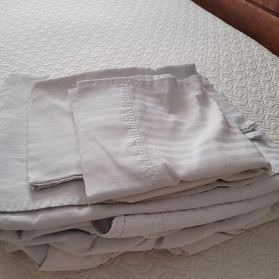 Lot 396: California King White Sheet Set