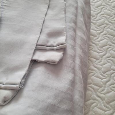 Lot 396: California King White Sheet Set