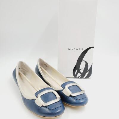 NINE WEST NAVY/IVORY LEATHER FLATS SIZE 10M WITH SOLVER TONED BUCKLE WITH BOX