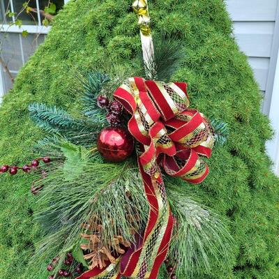 Lot G100: Door Garland, and Winter Decor