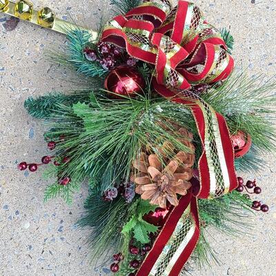 Lot G100: Door Garland, and Winter Decor