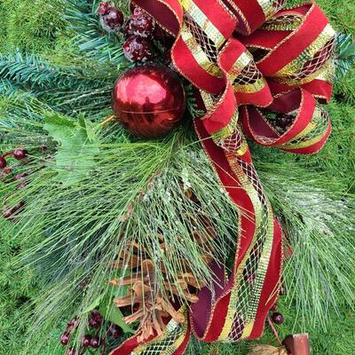 Lot G100: Door Garland, and Winter Decor