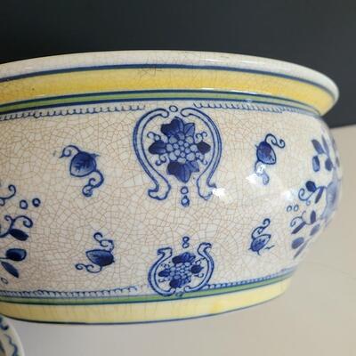 Lot 87: Blue & White Home Decor: Porcelain and Pottery