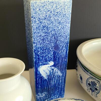 Lot 87: Blue & White Home Decor: Porcelain and Pottery