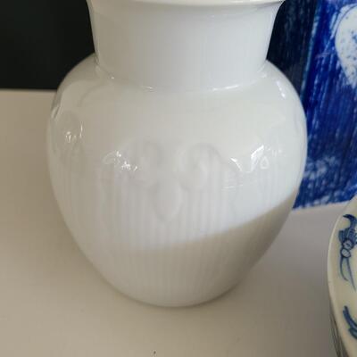 Lot 87: Blue & White Home Decor: Porcelain and Pottery