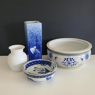 Lot 87: Blue & White Home Decor: Porcelain and Pottery