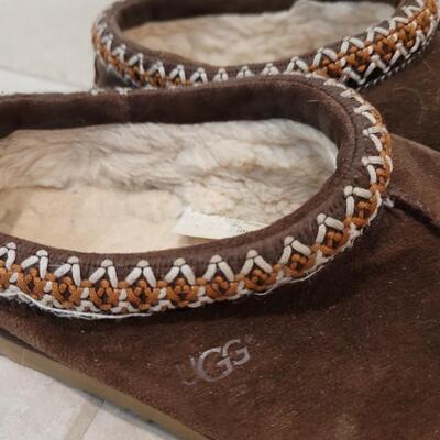 Lot 421: Ladies UGG Slip On Shoes