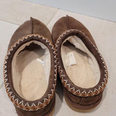 Lot 421: Ladies UGG Slip On Shoes