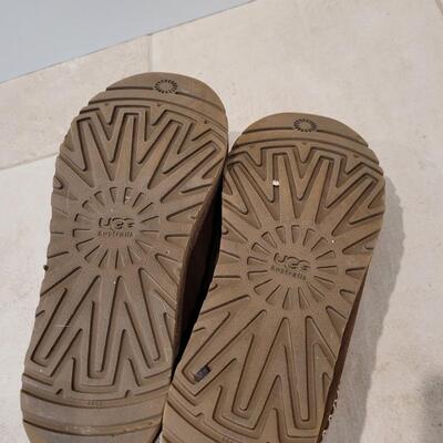 Lot 421: Ladies UGG Slip On Shoes