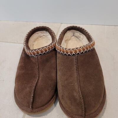 Lot 421: Ladies UGG Slip On Shoes