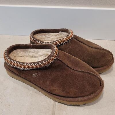 Lot 421: Ladies UGG Slip On Shoes