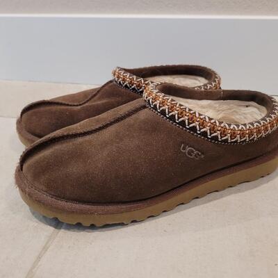 Lot 421: Ladies UGG Slip On Shoes