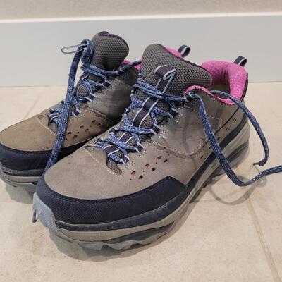 Lot 426: HOKA Hiking Shoes size 7.5