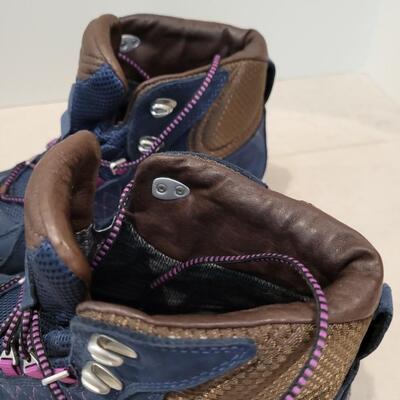 Lot 427: ObÅz Hiking Boots (Barely Worn) Size 8.5