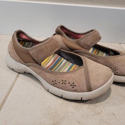 Lot 430: Dansko Tan Shoes