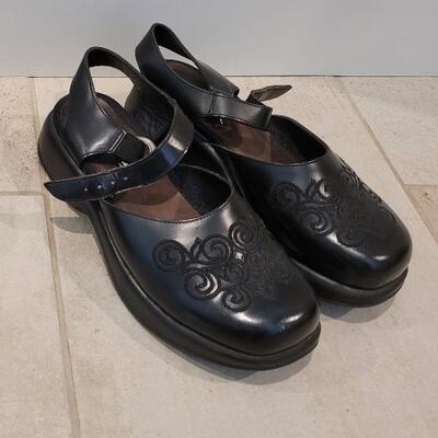 Lot 431: Dansko Black Leather Sandals