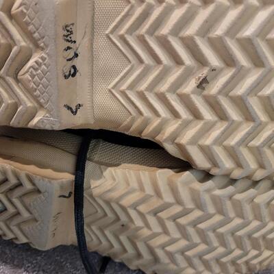 Lot 432: Manitou SOREL Winter Boots Size 7
