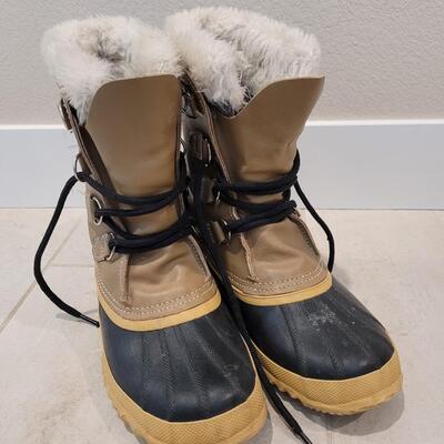 Lot 432: Manitou SOREL Winter Boots Size 7