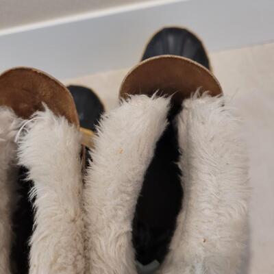 Lot 432: Manitou SOREL Winter Boots Size 7