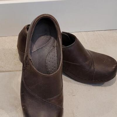 Lot 433: Dansko Brown Leather Clogs Size 38